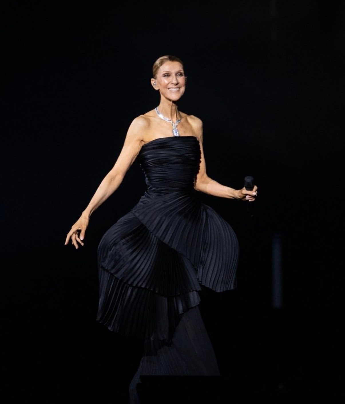 老牌天后Celine Dion 穿着Dior 戴着宝诗龙，巴黎开唱…时尚灵感解读