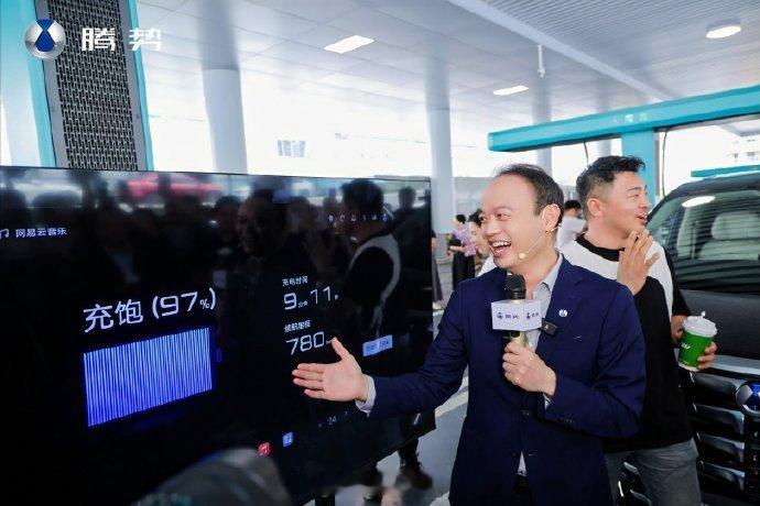 第二代腾势D9上市就交付中国国际期货股份有限公司总经理李先生、导演侯先生、国际贸