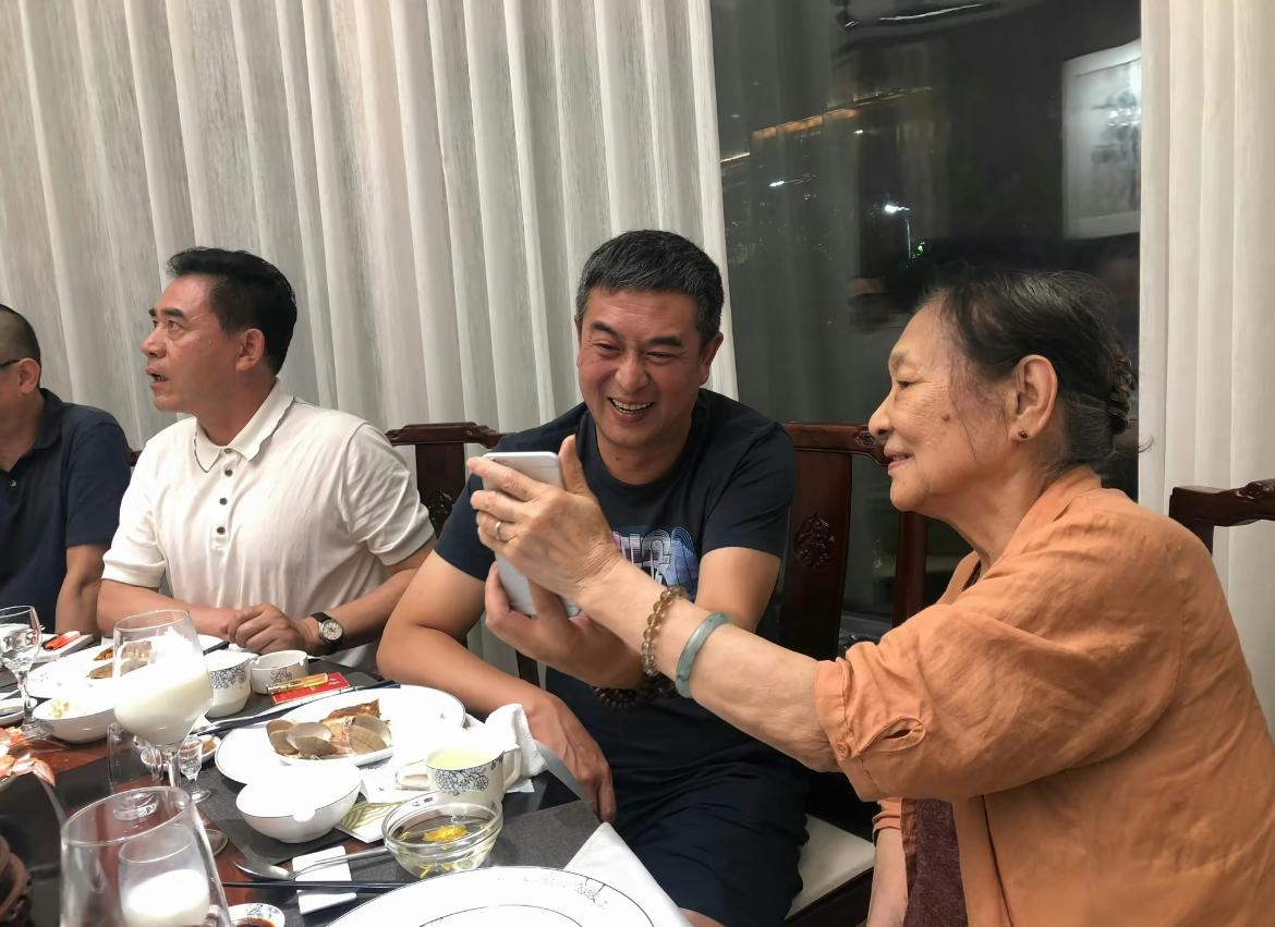 张嘉益陈宝国聚会吃饭！70岁的陈宝国仍有胸肌，“二叔”喝到满脸红，抽100块钱一