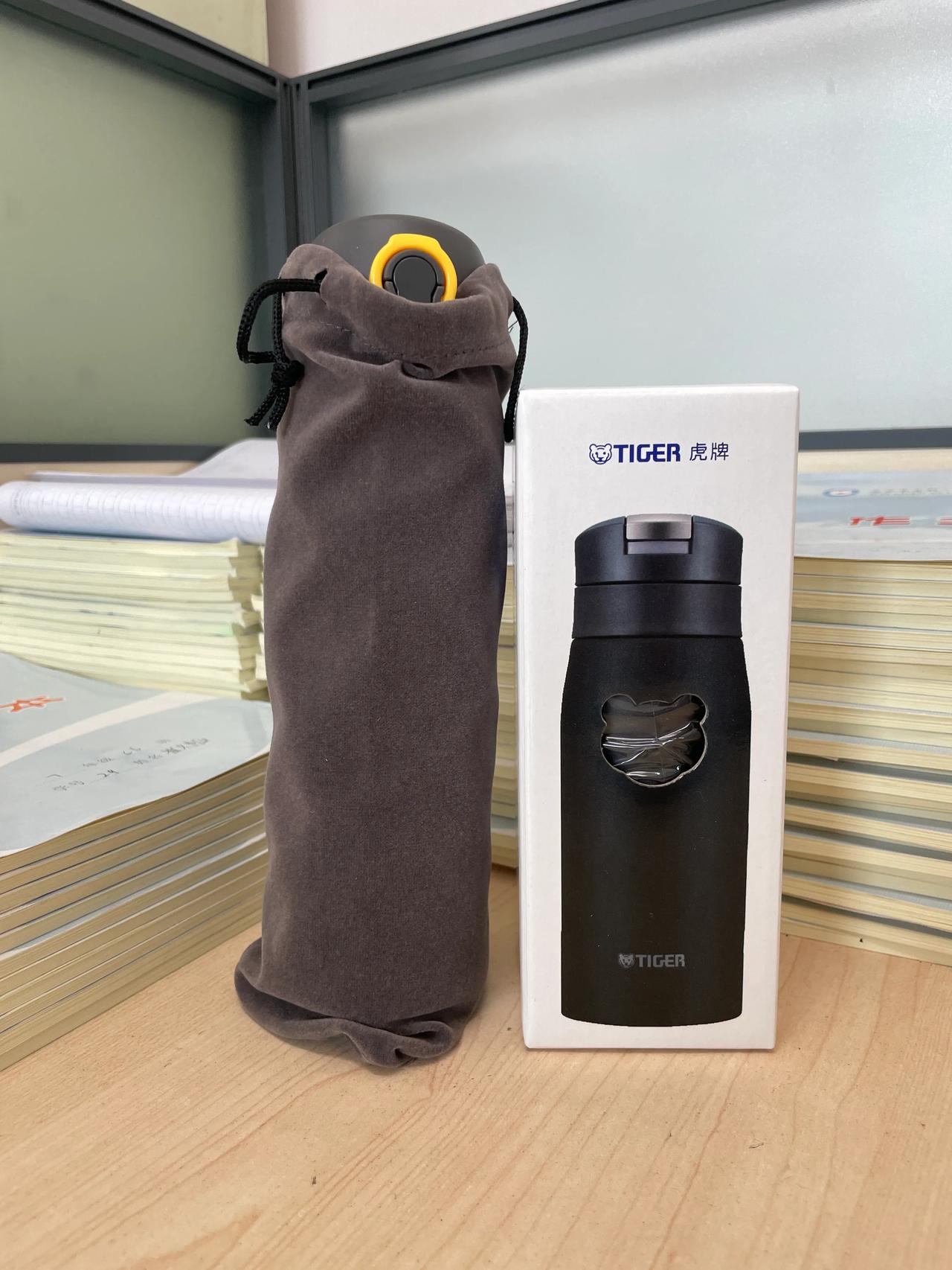 从1995年开始到现在，我已经过了29个教师节。每年过教师都会收到几个水杯，现在