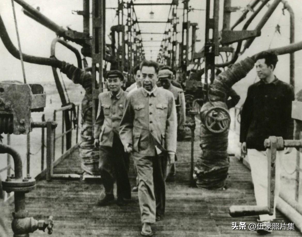 1963年6月，周恩来总理第二次大庆视察。图为周恩来总理在大庆最大的油库——西油