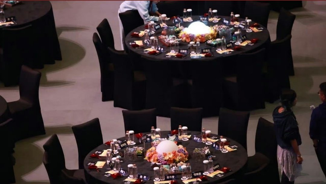 杨幂白鹿尖叫之夜双主桌c位杨幂和白鹿是双主桌的c位。 