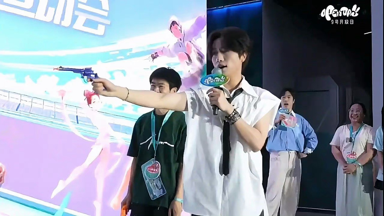#伯远再现射击名场面# 宝藏男孩伯远！再现射击名场面，实在是太酷啦，这谁看了不会