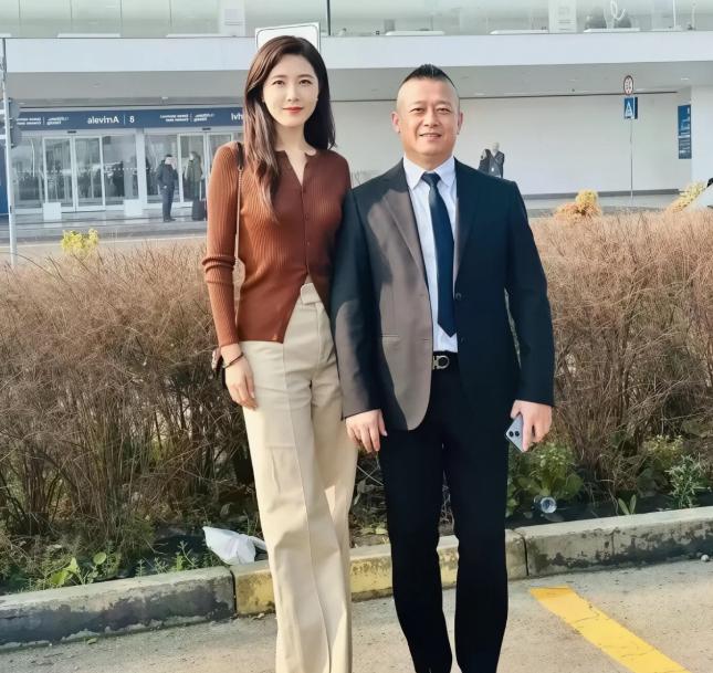 她是两百年难遇的美人，靠美貌“征服”无数男人，如今49岁了，孑然一身，孤孤单单，