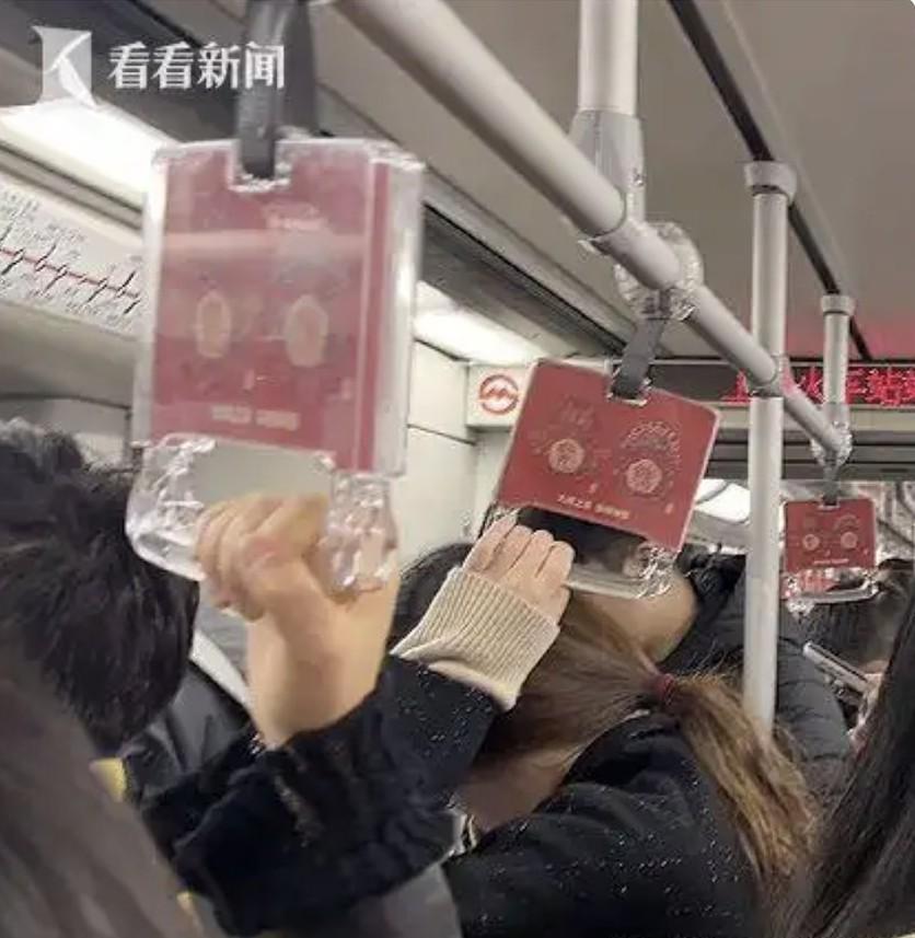 坐车的时候有被挤到过吧？但如果被压伤了，该谁负责？
2024年7月早高峰，丁女士