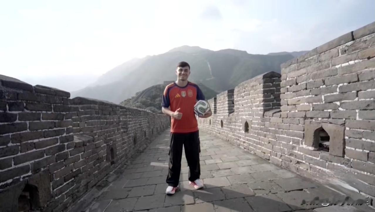 佩德里在长城享受了包场的待遇，也做起了标志性的庆祝动作。