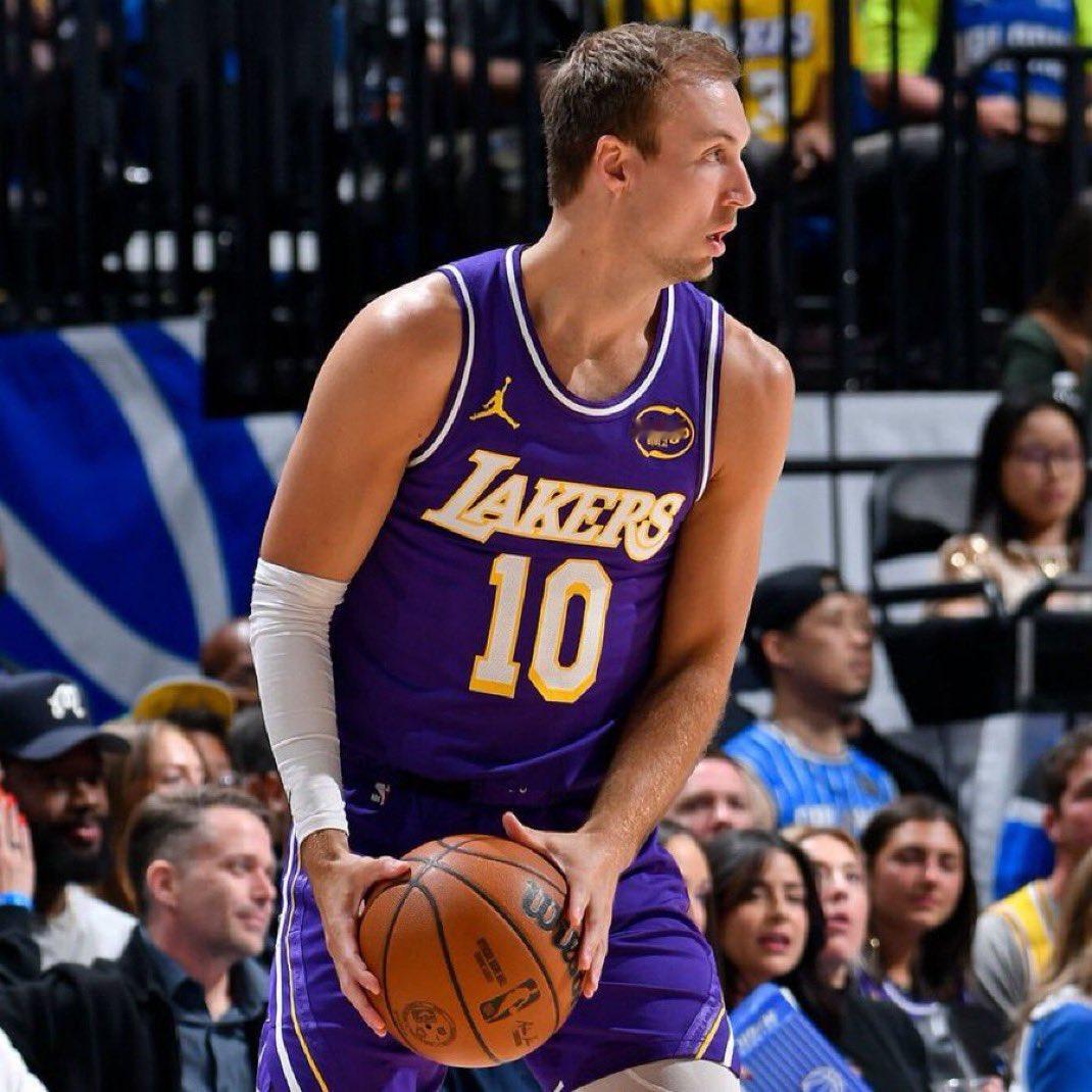 有一件很重要的事情忘说了。肯纳德在湖人队史的季后赛得分（27分），今天成功超越文