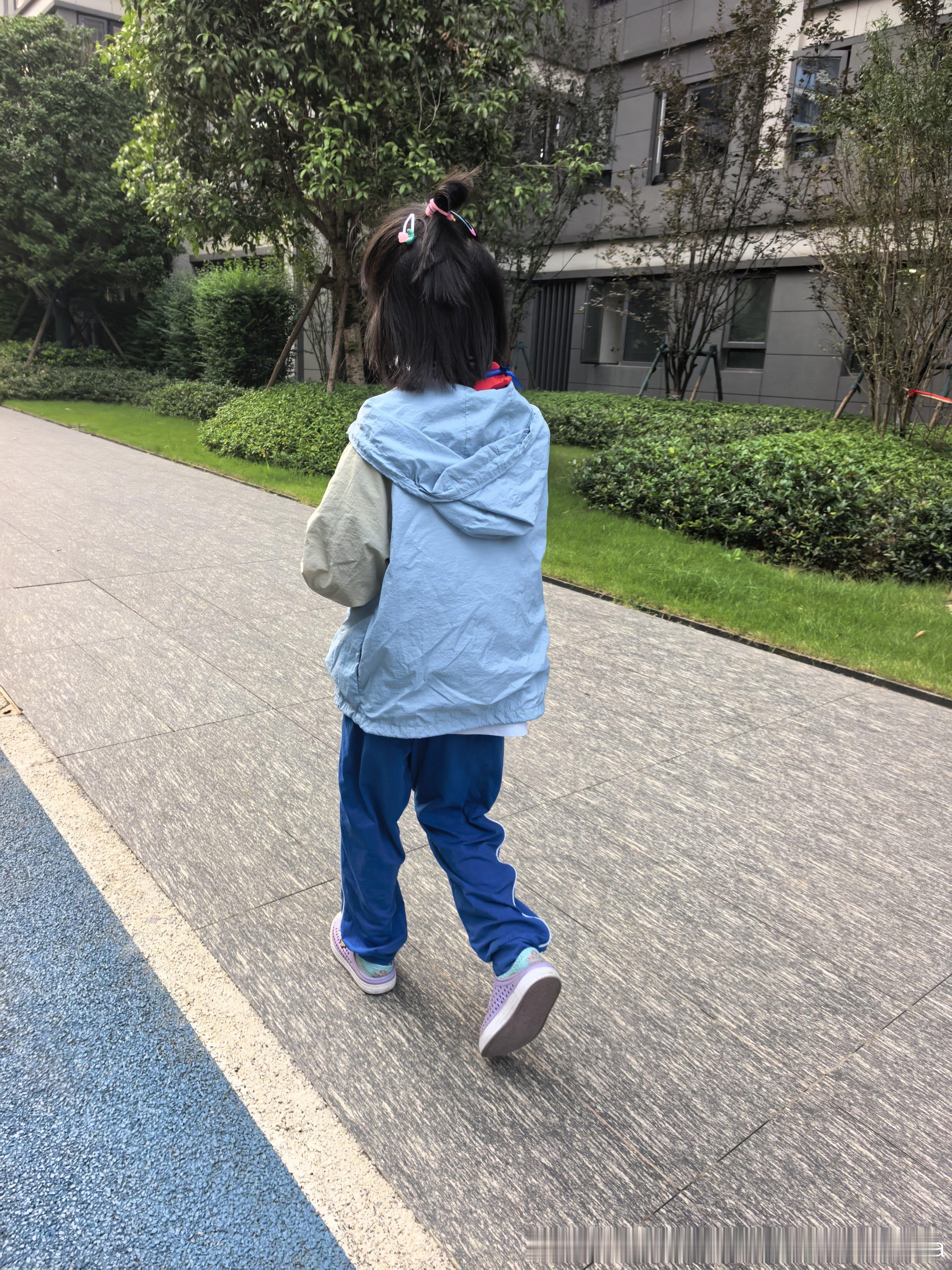 我看今天秋季校服终于发货了[允悲][允悲][允悲]唯一一条长裤都要洗起球了[允悲
