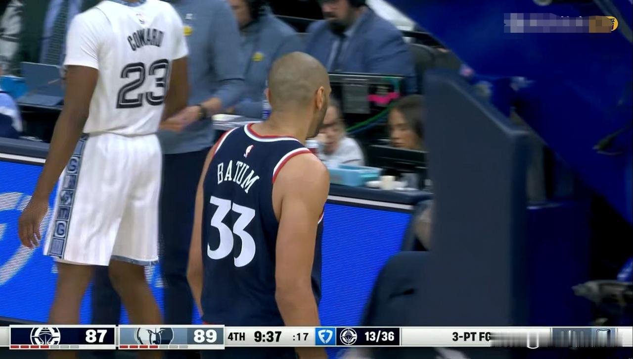 快船老将巴图姆真是虽败犹荣！在今天快船客场以98：107输给灰熊的比赛中，巴图姆