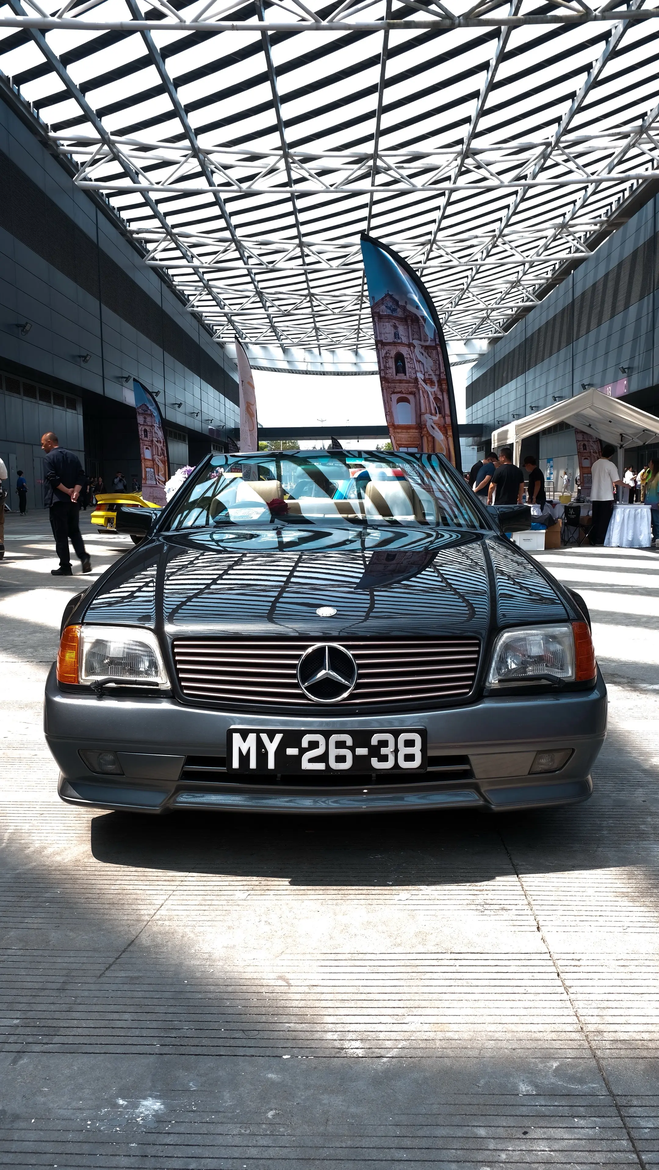 来自1994年的奔驰SL500敞篷跑车。