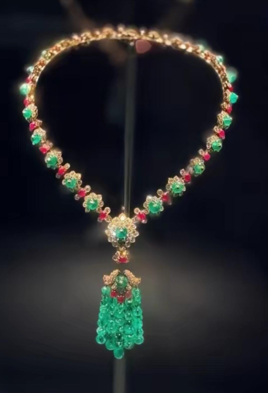 昨天看国家宝藏，就特别不明白，为什么盗墓贼就什么墓都能找到啊！
看了一个战国墓，