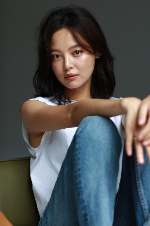辛芷蕾就像一株肆意生长的野草，坚韧又顽强。从默默无闻到闪耀国际影坛，她用20年诠