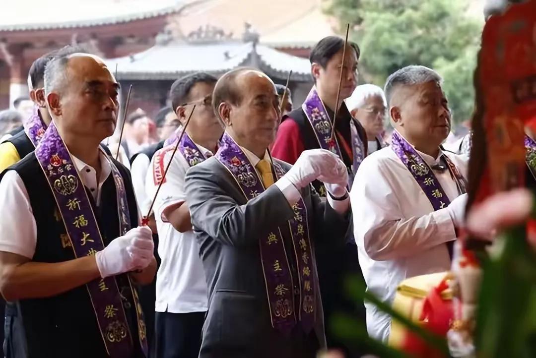 台大佬级人物王金平、颜清标以及孙德聪大陆行，参加昆山妈祖祭拜活动，三人担任主祭祀