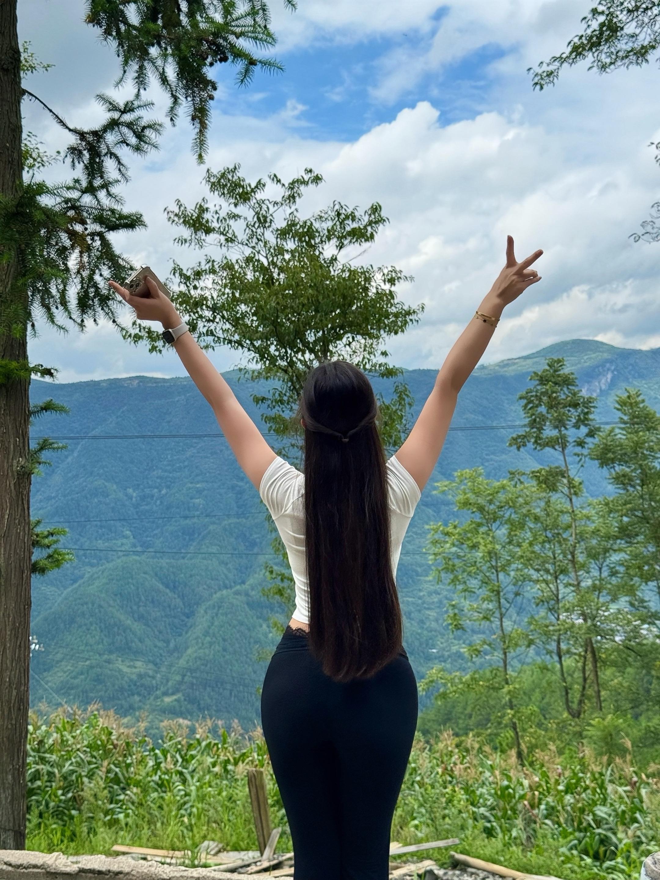 人一定要靠近能托举和滋养你的人，计较里生不出慈悲，争吵里养不出优雅，内...