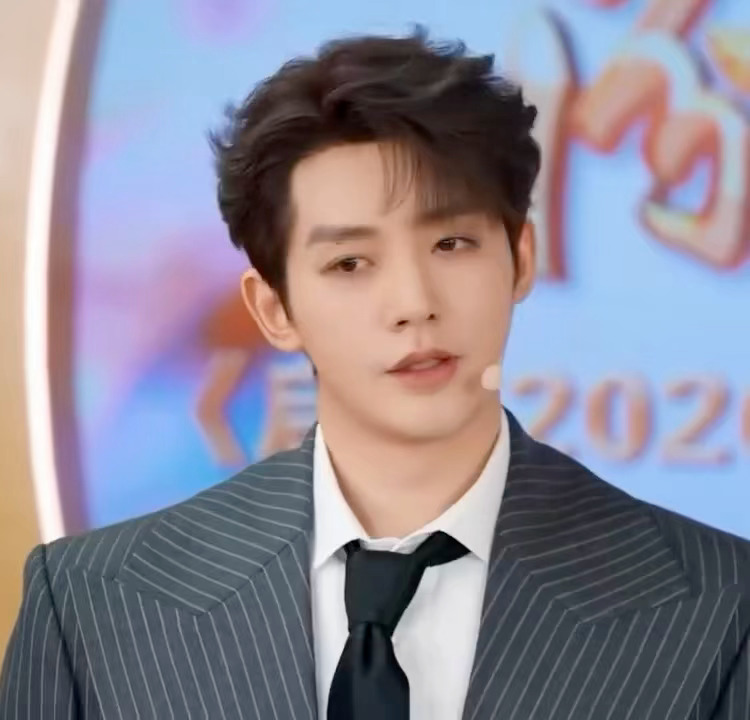 今年的丁香诗会，五四晚会和跨年晚会，邓为三次上央视舞台，努力优秀的人值得更多人看