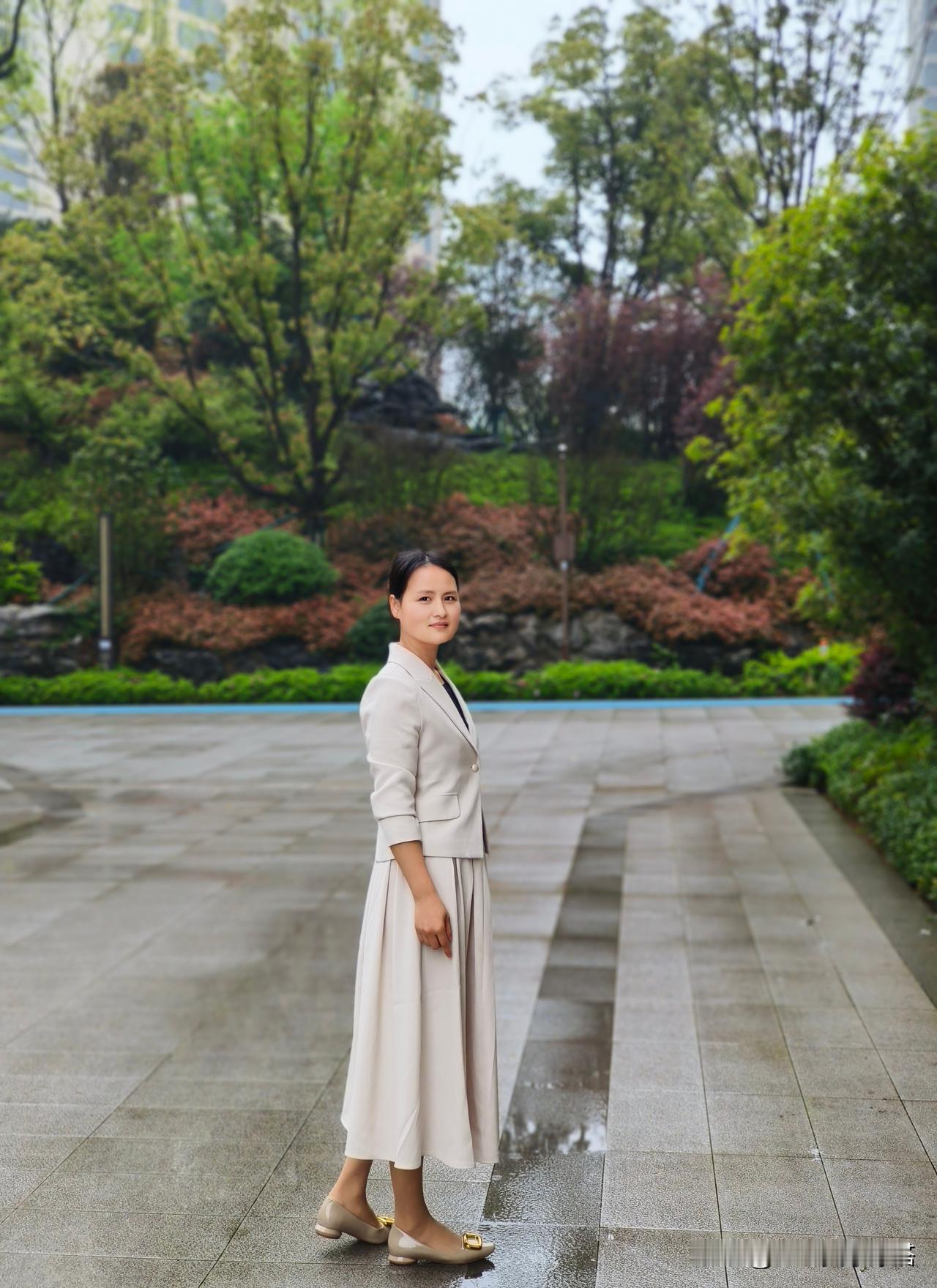 小西装搭配百褶裙
早春气质通勤穿搭，这套小西装配百褶裙真的太显质感了。利落挺括的