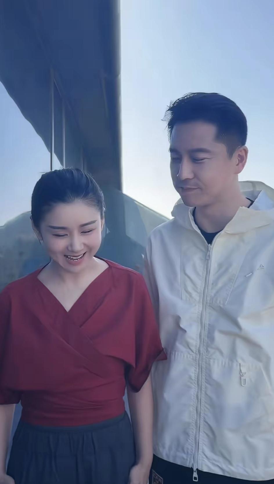 最近老刷到王雷骑单车进影视城的照片，不是摆拍，记者跟了他三趟，都这样。
他爸是搞