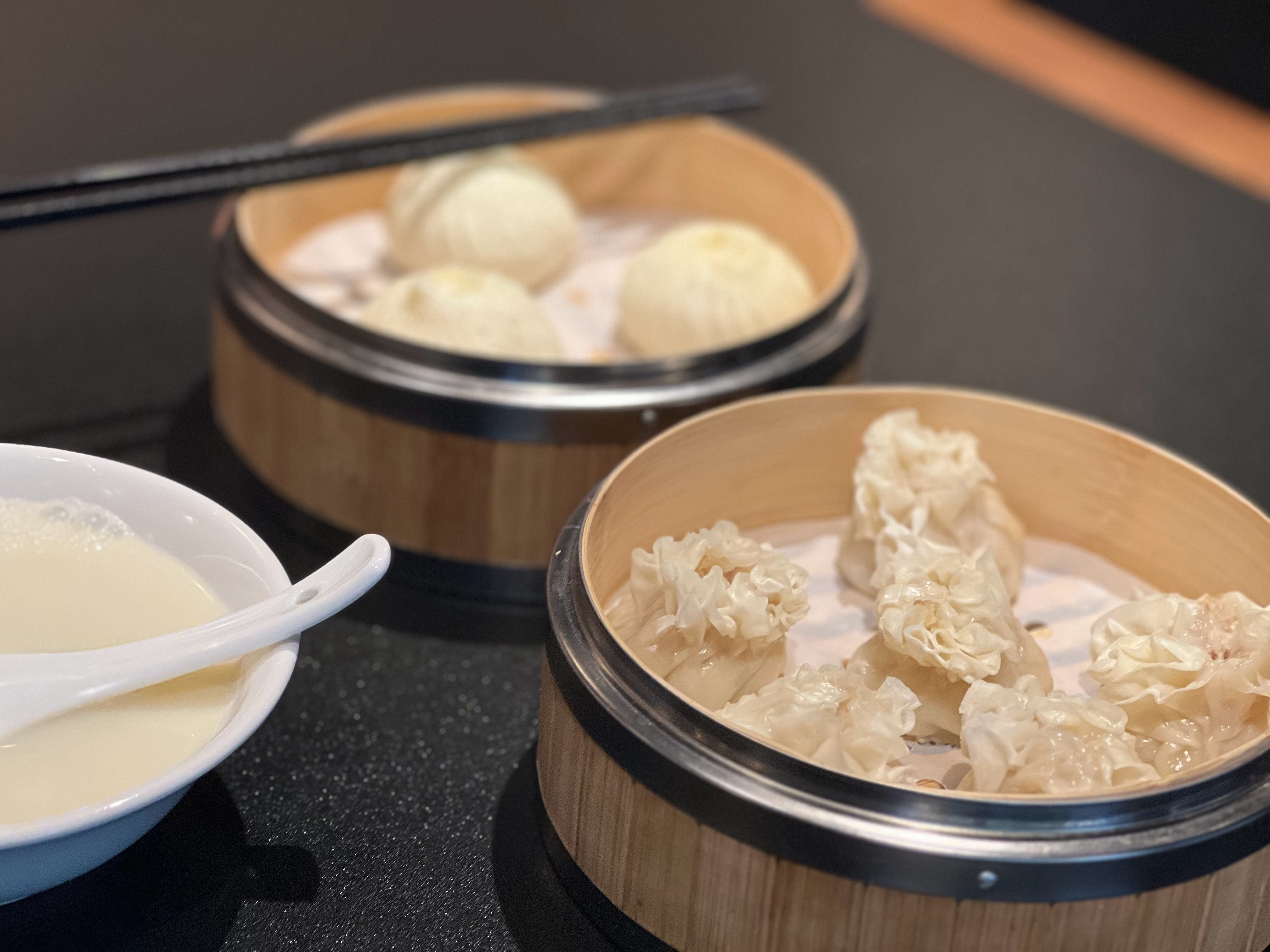 窑湖小镇的早晨，天朗气清。蒸笼升腾起袅袅白烟，烧麦、三丁包子热气氤氲，鲜香浮动。