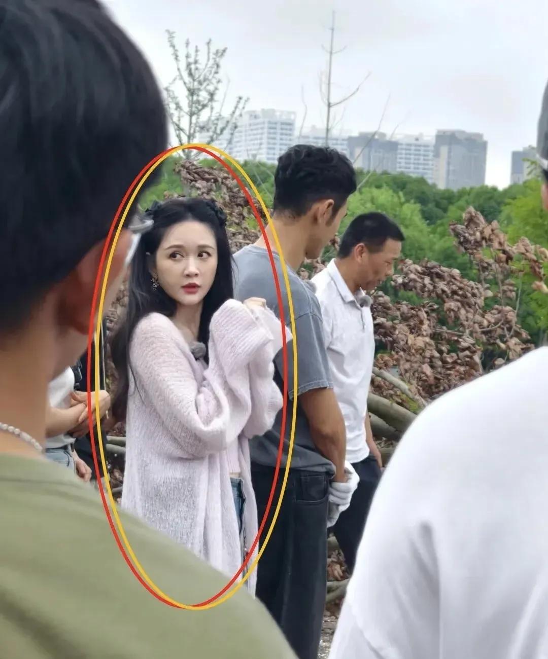 陈乔恩46岁录节目被偶遇。

前几天刷到消息说有路人看见陈乔恩在录节目，夸她比电