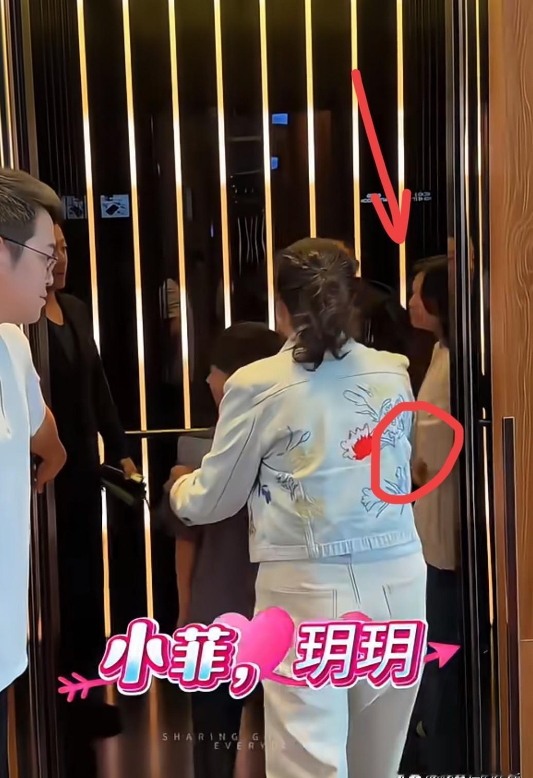 电梯门一关，孙女立刻贴墙站着，身体绷得像块木板。
张兰的手刚想搂过去，孩子肩膀一