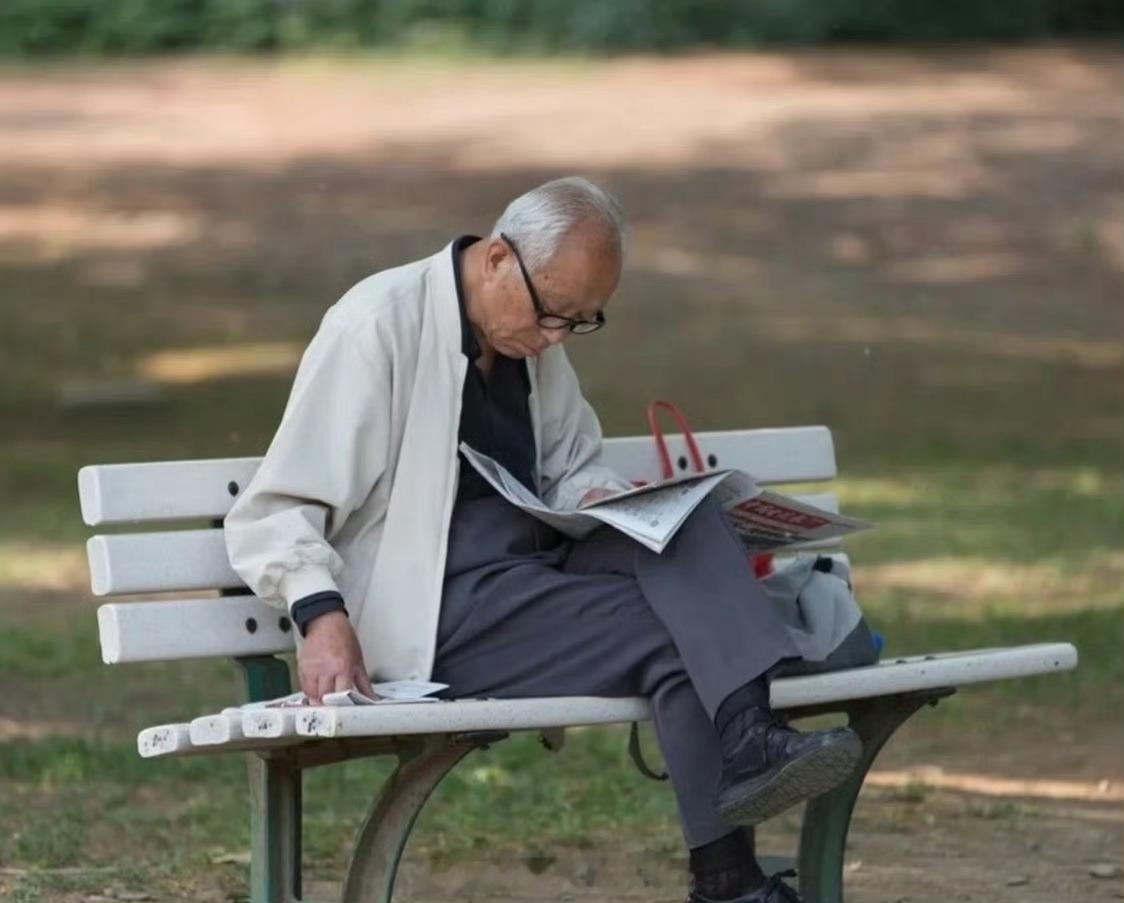 长寿时代老人不是负担是新主体我个人认为，在这个长寿的时代里，老人不是社会的成本中