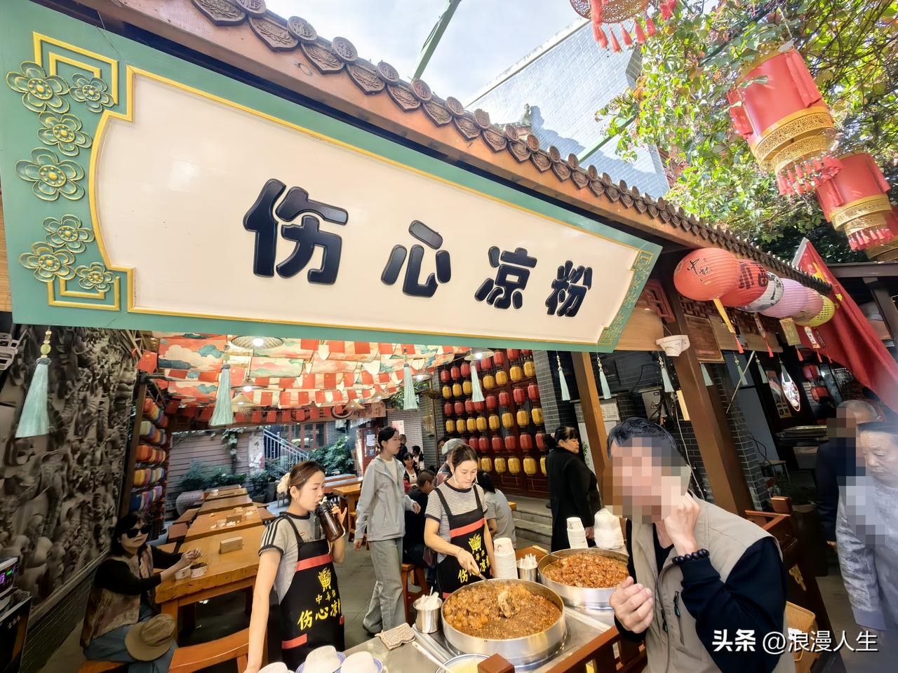 中华郡美食棒棒哒，位于陕西省渭南市富平县中华郡景区美食小吃品类近百余种，价格1-