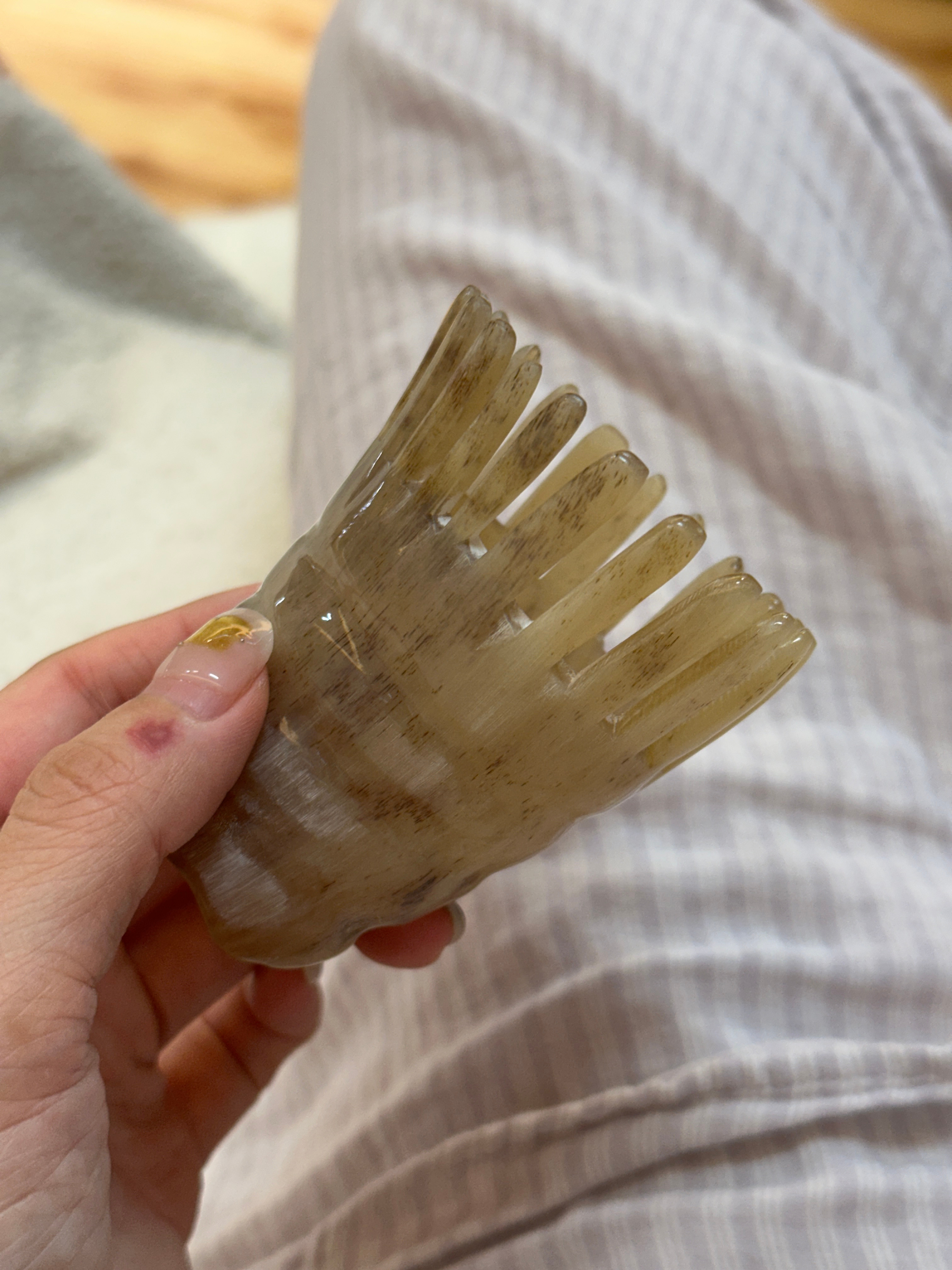 来了来了每天拿来梳头配我的头皮精华这个梳子配的盒子也看起来好高贵 