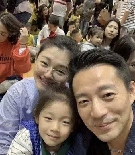 汪小菲母子俩不愧是生意人，因为他们都是表演型人格，记得汪小菲和徐熙媛离婚的时候。