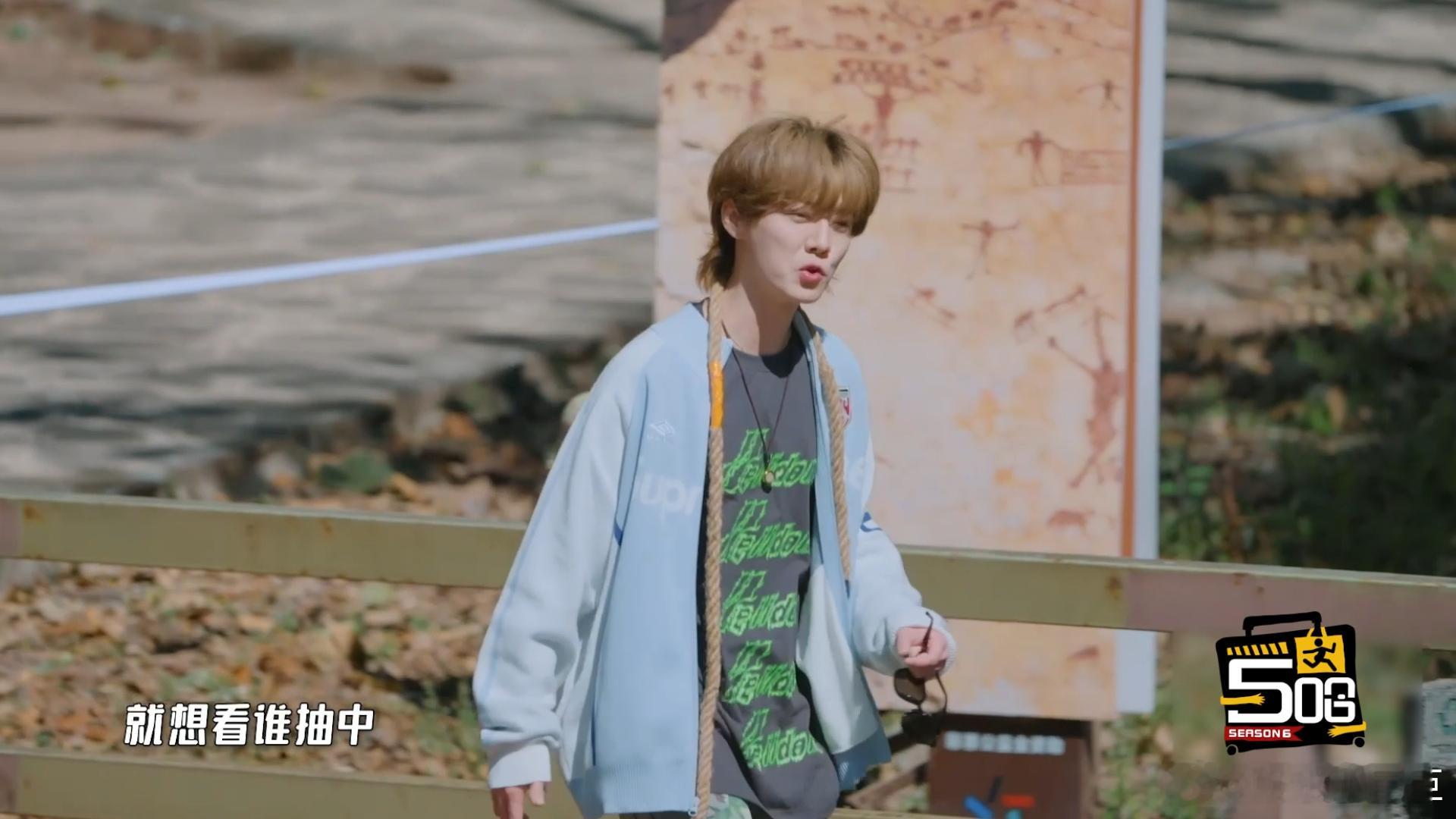 鹿晗看热闹被抓了哈哈哈哈哈大型自作自受现场！鹿晗明明赢下游戏掌握逃生主动权，完全