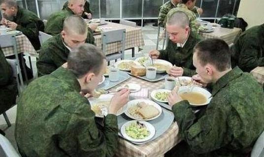 1994年，俄罗斯军方大手一挥，从中国订购了5000箱泡面当军粮。谁知，货刚到没