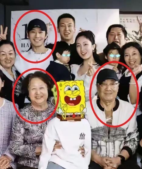 网友晒出黄晓明最新行程，带着父母和儿子小海绵参加亲戚家宝宝的周岁宴。 