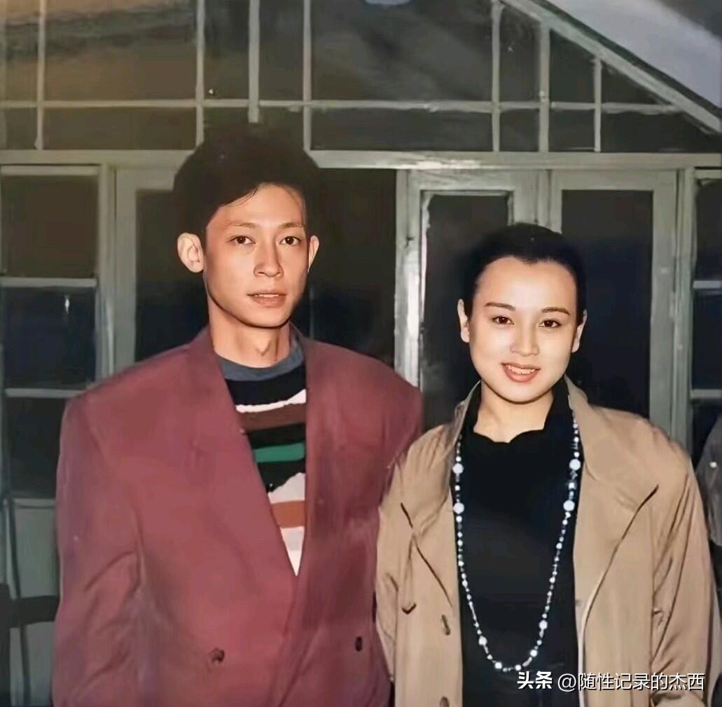 王志文估计是娱乐圈里最幸福的男人，很多长得漂亮的女演员都有跟他搭档拍过戏，就像照