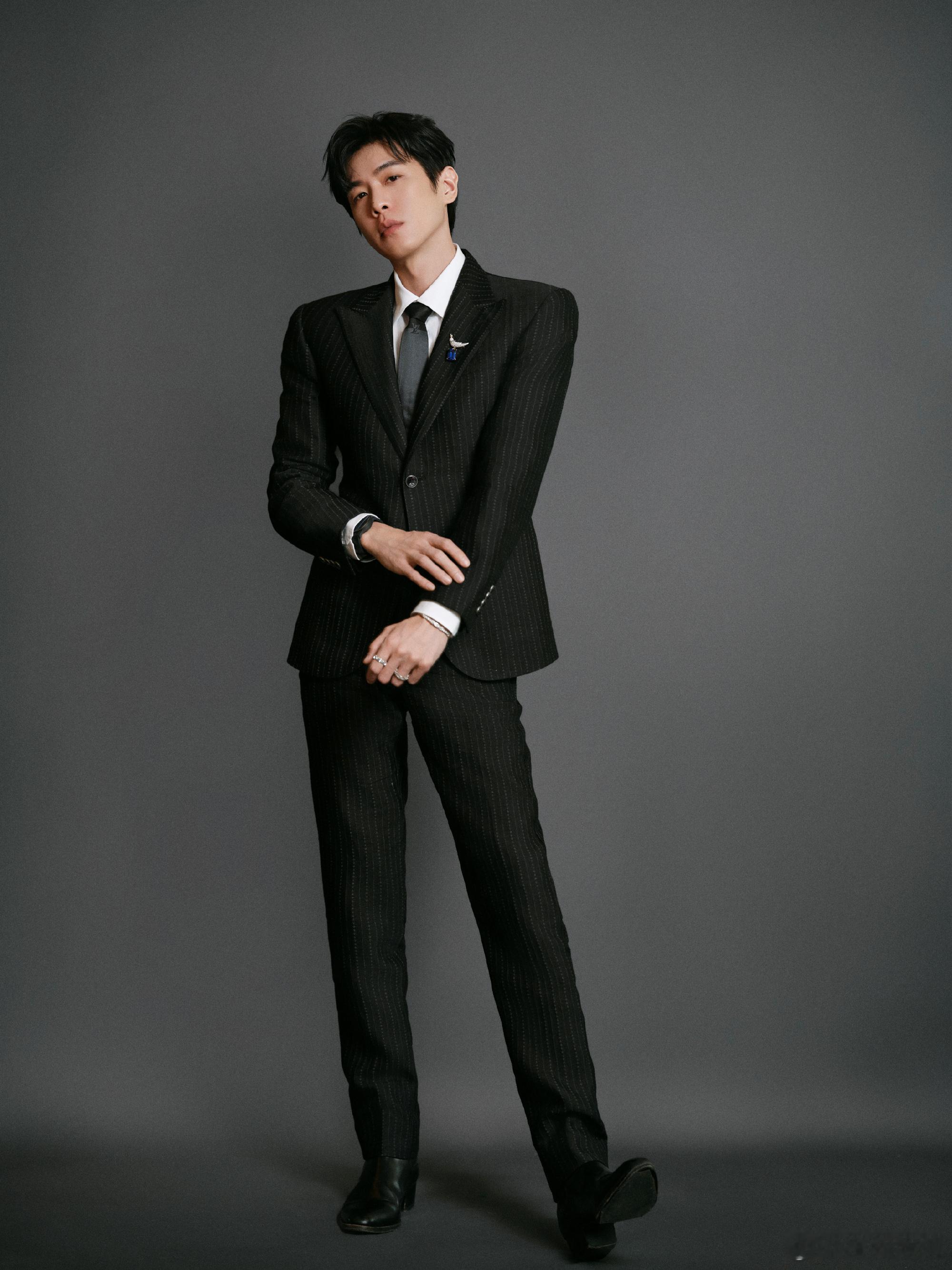 张若昀方否认授权AI刚刚，张若昀工作室针对网传张若昀进入爱奇艺AI艺人库的谣言发