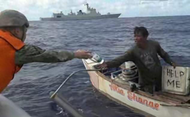 中国军舰救渔民，菲方却反咬一口，背后真相让人意外。
12月25号圣诞节那天，一个