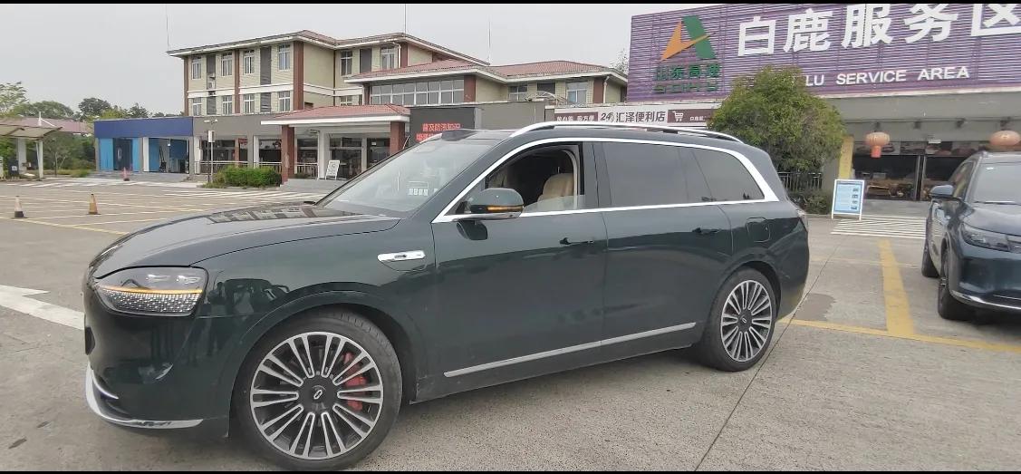 问界M9不仅是一款汽车，更是对未来出行方式的一次深度探索与实践。它集成了尖端的自