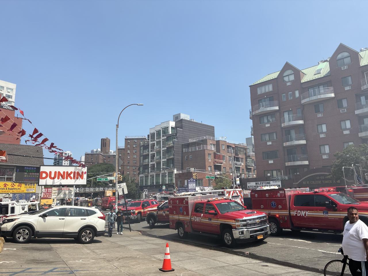 纽约市消防局称，周六上午9点52分接到报警，称法拉盛41街靠近大学点大道的一处住