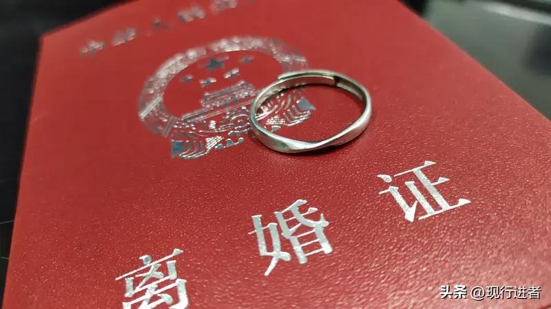 离婚不离家的现象在现代社会愈发普遍，犹如商业合作般理性克制。高离婚率与高房价的双