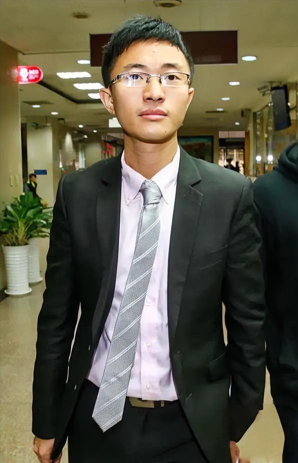 台湾新党副秘书长侯汉廷到机场迎接郑丽文返台，这才是台湾同胞应该有的样子，友友们觉