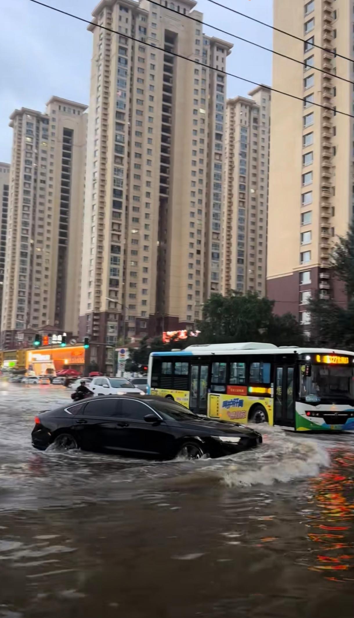 受台风影响，沈阳降雨很大很刺激！也反映出城市几处积水地方，下班后开车从三好街到沈