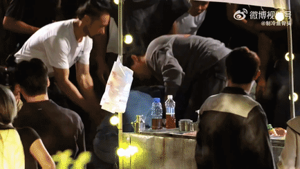 于适拍戏砸到头了 于适真的太拼了！拍摄中意外砸头，确认无不适后还坚持完成拍摄，这