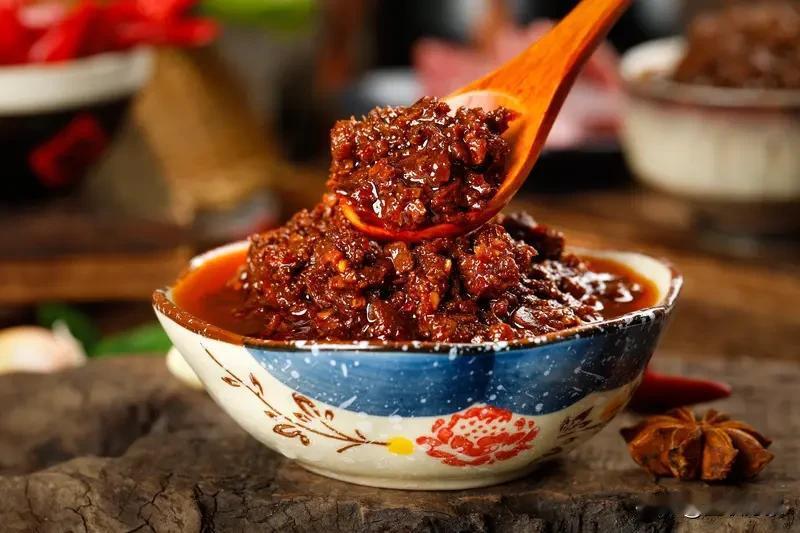 啥辣椒酱能值10万，民警还得跨省拦截？近日，浙江衢州柯城分局高铁新城派出所民警跨