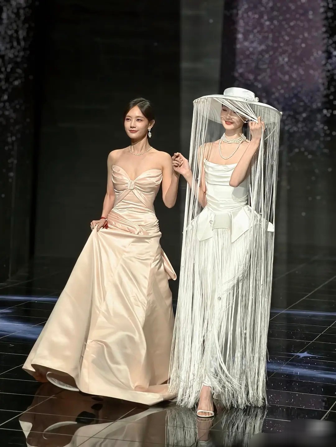 网友们都说李一桐无论是造型还是气质都被张艺凡艳压了… 