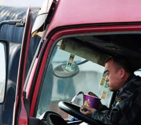 泪目！湖南，妻子第一次跟着丈夫开货车去外省，结果看到当地工人对丈夫骂脏话，态度极