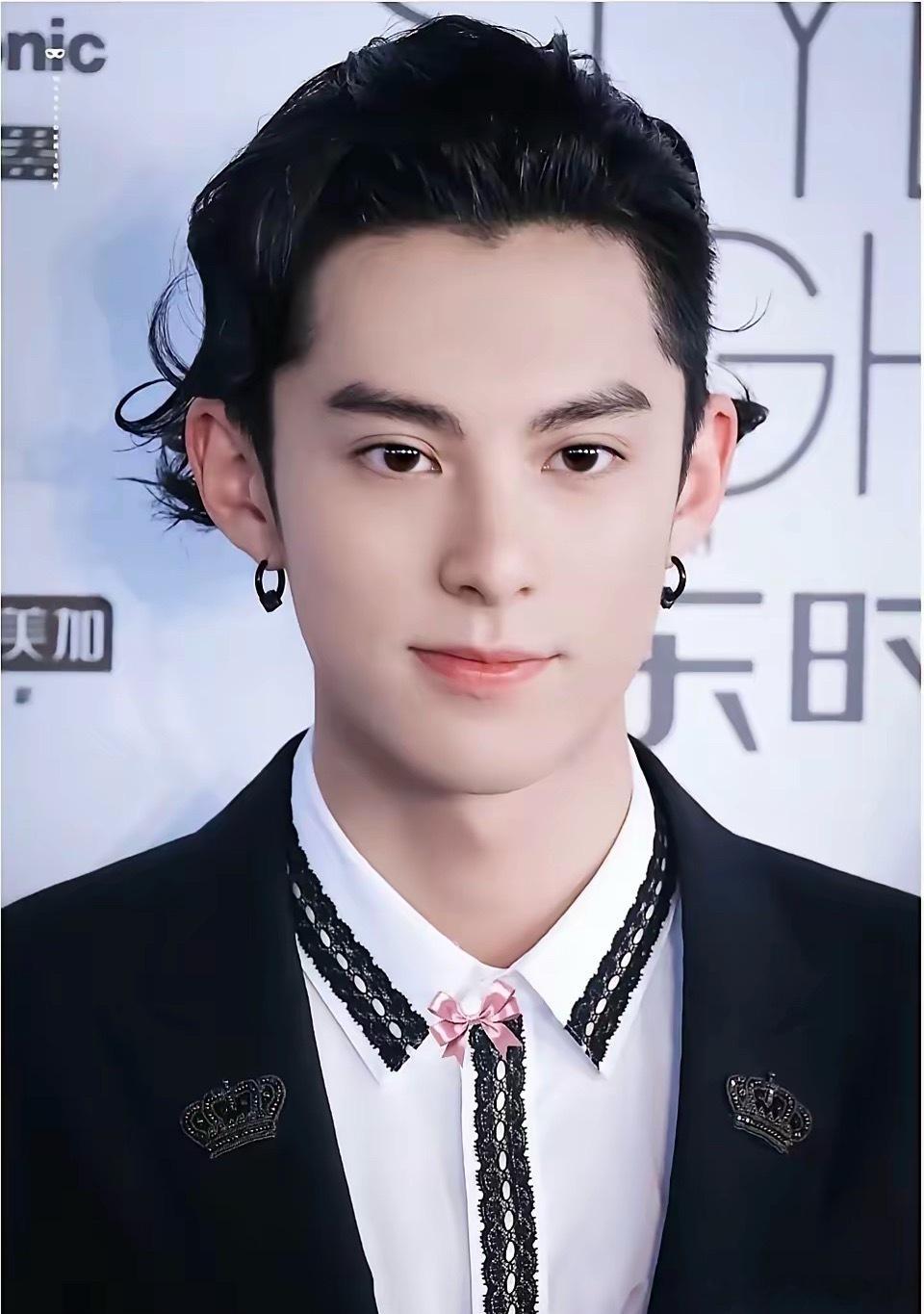 为什么不分手？”王鹤棣：“我没有想过要分手。”女友：“我们已经有十年关系了。”王