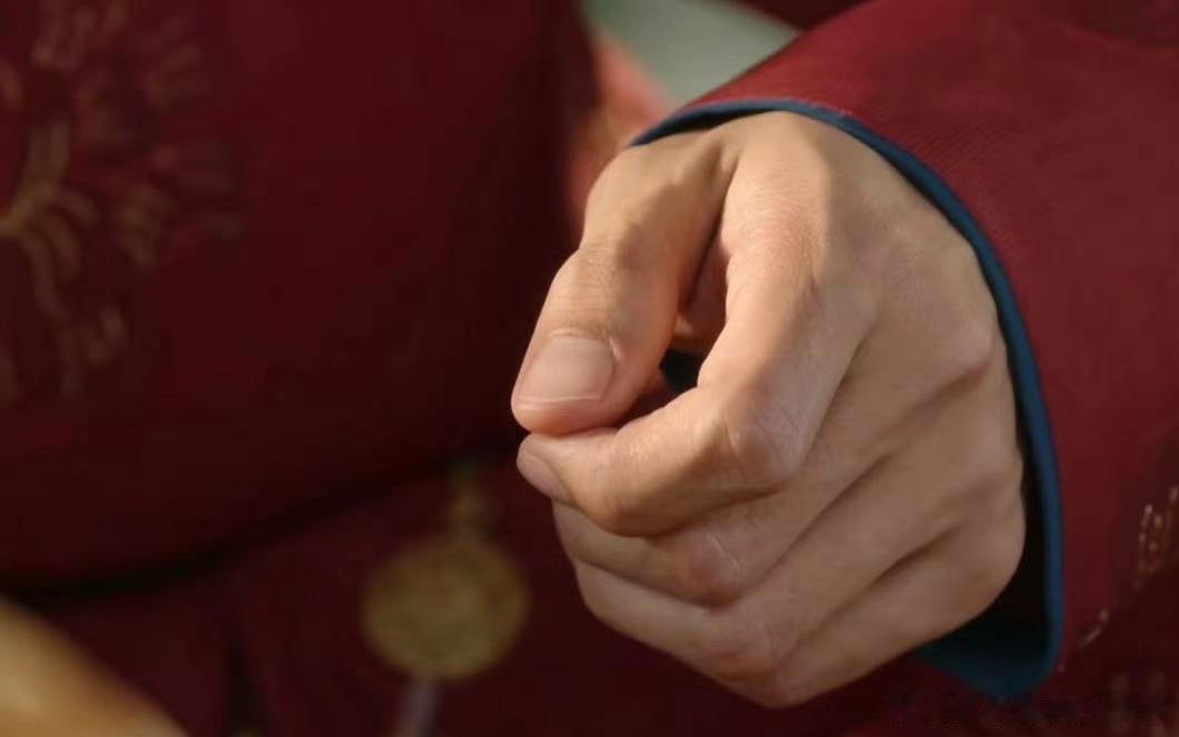 李现这部剧也太注重细节了，连指甲都没有加一点滤镜，真实感直接拉满。 