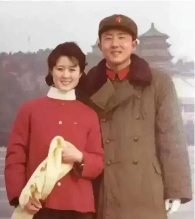 八九十年代，漂亮姑娘以找军人为荣，而且有军人男朋友的家庭非常让人羡慕。

那时，
