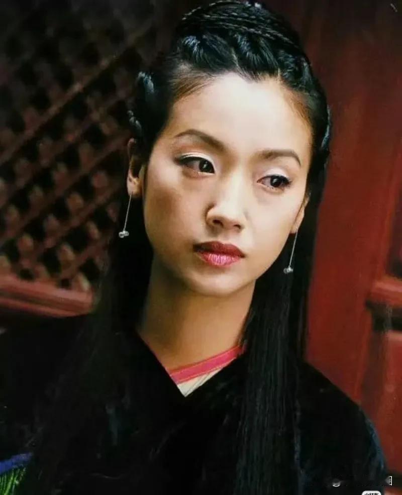 又好看又难看的女明星都有一个共性，五官有硬伤，所以觉得丑。脸型没问题，脸部线条很