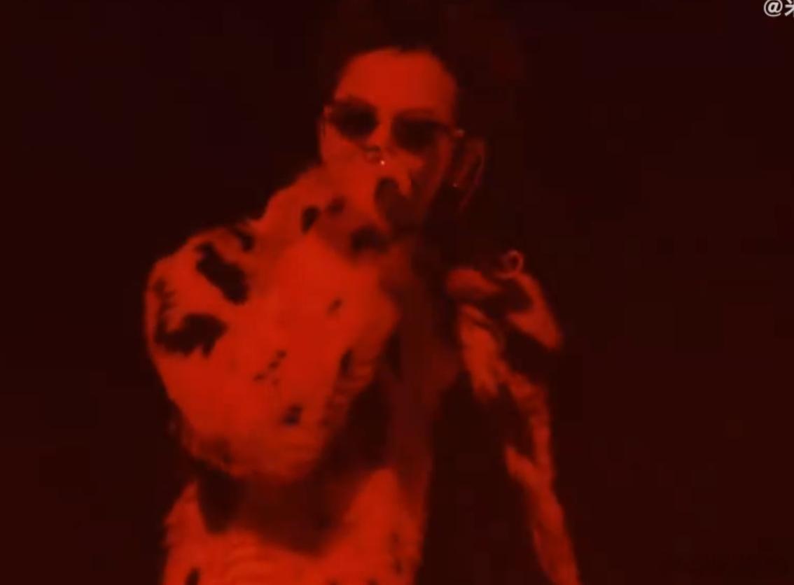 权志龙状态太顶了 感觉回到了2015,这个人感觉都不会老的，永远这么帅气十足 