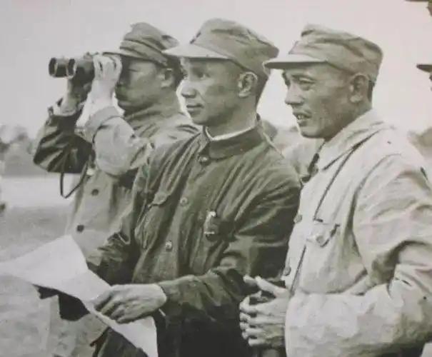 1945年，粟裕率领新四军南下部队开进浙江目山地区，坚持在抗日前线，建立根据地。