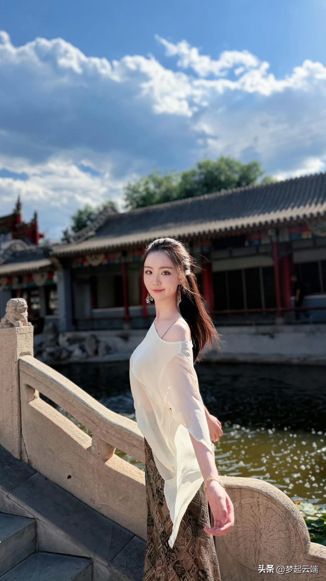 在古风建筑前，白衣少女倚栏，云卷云舒，岁月静好。
